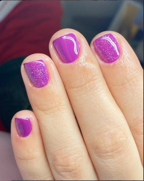 Manicura fucsia con glitter